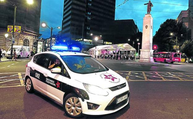 Uno de los vehículos antiguos de la guardia urbana, de patrulla durante la Aste Nagusia.