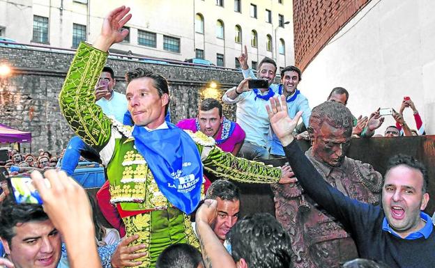 Diego Urdiales, a hombros.
