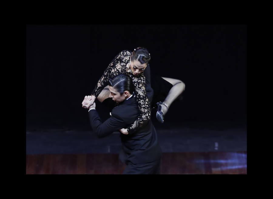 La pareja formada por Dmitry Vasin y Sagdiana Khamzina de Rusia (c) de agosto de 2018, tras proclamarse campeona en la final de la modalidad de «Tango Escenario» del Mundial de Tango de Buenos Aires (Argentina). 