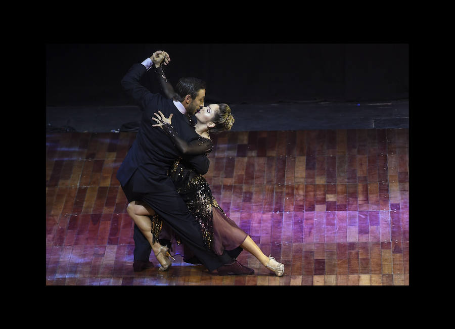 La pareja formada por Dmitry Vasin y Sagdiana Khamzina de Rusia (c) de agosto de 2018, tras proclamarse campeona en la final de la modalidad de «Tango Escenario» del Mundial de Tango de Buenos Aires (Argentina). 