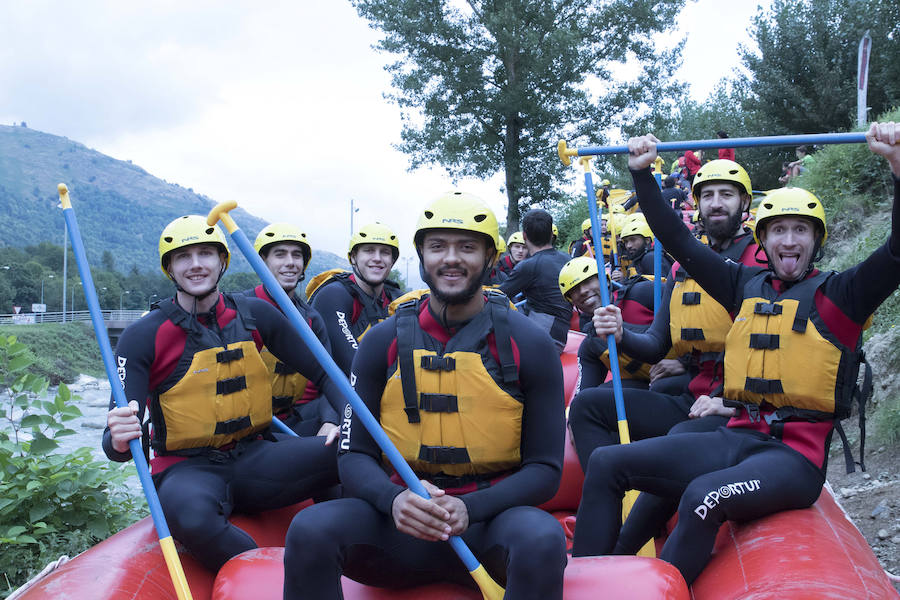 Fotos: Los baskonistas hacen rafting antes del inicio de temporada