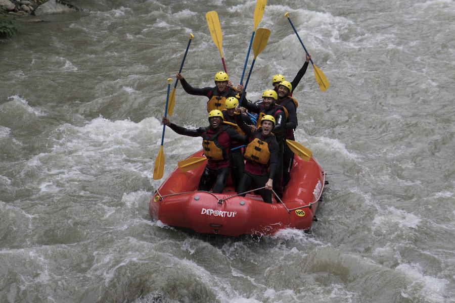 Fotos: Los baskonistas hacen rafting antes del inicio de temporada