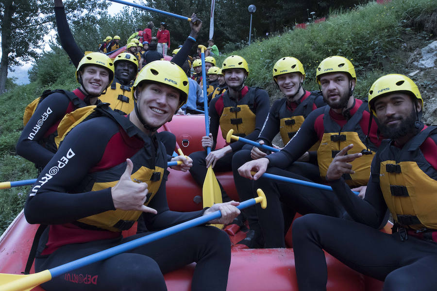 Fotos: Los baskonistas hacen rafting antes del inicio de temporada