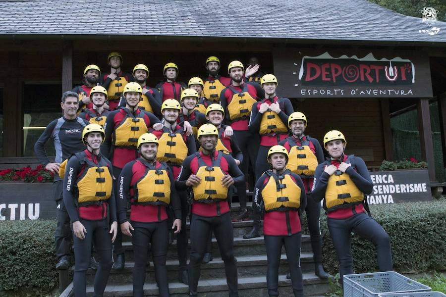 Fotos: Los baskonistas hacen rafting antes del inicio de temporada