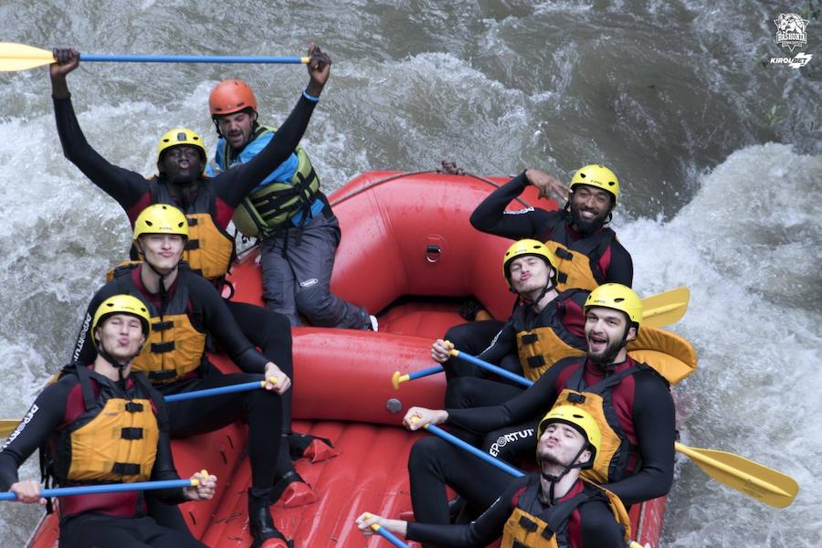 Fotos: Los baskonistas hacen rafting antes del inicio de temporada