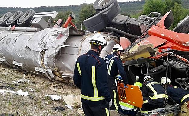 Los bomberos se han desplazado al lugar del accidente para sacar al conductor del camión que ha volcado en la AP-68.