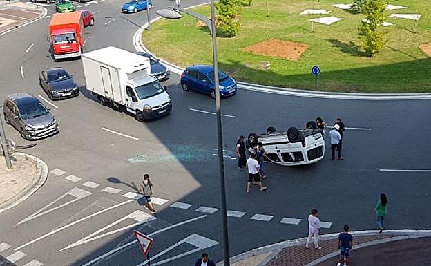 El accidente se ha registrado en la rotonda donde confluyen la avenida de Naciones Unidas y la de Zabalgana.