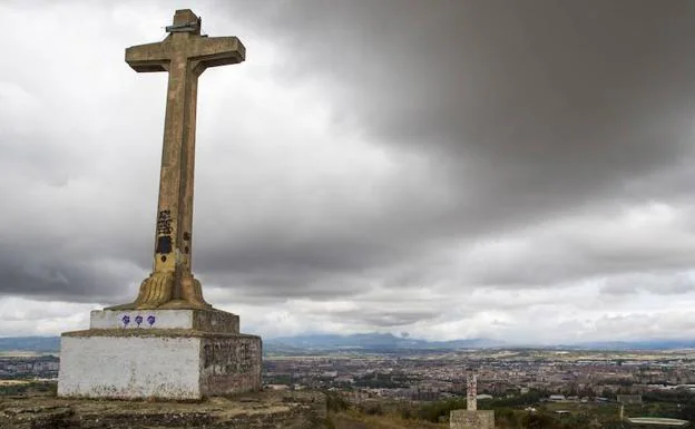 La cruz corona el monte Olárizu, situada al suroeste de Vitoria.