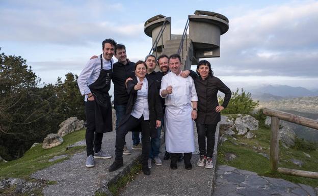 Eneko Atxa, Pepe Ron, Esther Manzano, Quique Ron, Nacho Manzano, Martín Berasategui y Fina Puigdevall, en el mirador del Fitu.