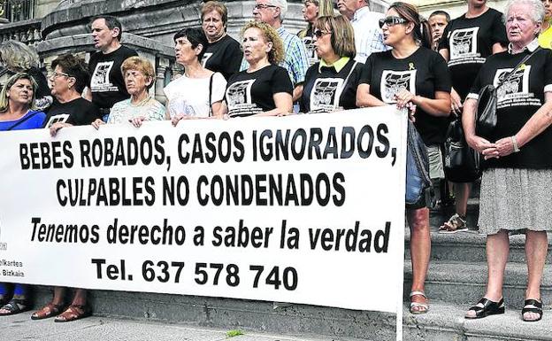 Los familiares de bebés robados se concentraron ayer en la escalinata del Ayuntamiento de Bilbao.