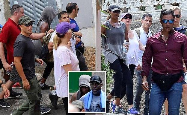 Michelle Obama pasea por la isla, rodeada por una férrea comitiva de guardaespaldas, cubriendo su rostro con capucha, gafas de sol y visera.