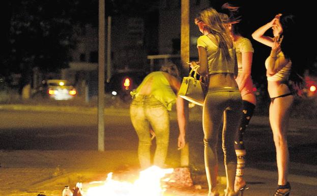 Prostitutas, en un polígono de Madrid.