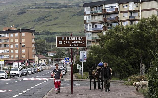 El Ayuntamiento de Zierbena ha reforzado la señalización en el entorno de la playa. 