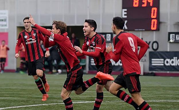 Los jugadores del Arenas celebran un gol.