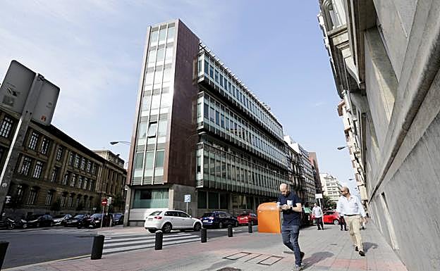 La planta baja del inmueble, con vistas a Rodríguez Arias y Licenciado Poza, se destinará para uso comercial.