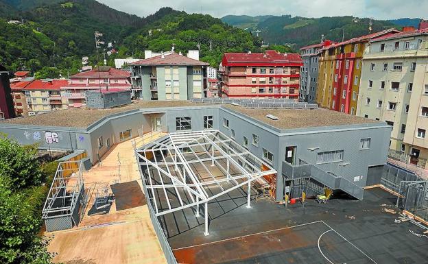 En Sansaburu se puede apreciar la estructura que permitirá usar buena parte del patio en días de lluvia. 