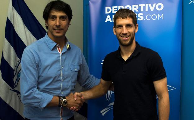 El centrocampista Brasanac posa con Sergio Fernández tras firmar ayer su contrato con el Alavés. 