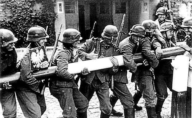 Invasión nazi. Soldados alemanes desmontan la barrera de un paso fronterizo con Polonia. Hans Sönnke tomó esta famosa fotografía el 1 de septiembre de 1939.