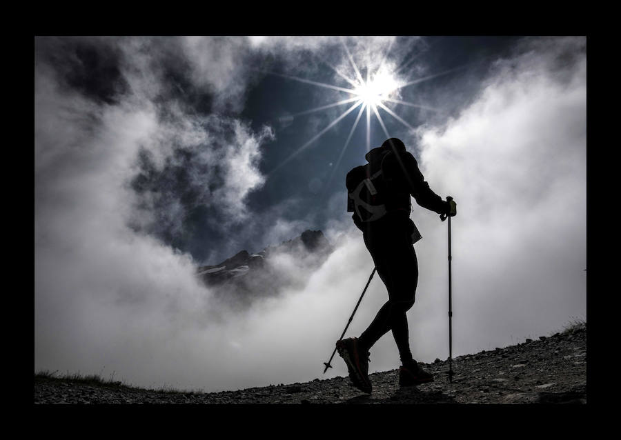 El ultramaratón de 170 kilómetros cruza Los Alpes y atraviesa Francia, Italia y Suiza. Los participantes corren en condiciones climáticas extremas de frío, lluvia y viento lo que la convierten en una de las carreras más espectaculares.