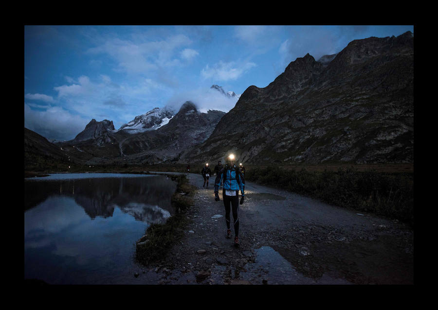 El ultramaratón de 170 kilómetros cruza Los Alpes y atraviesa Francia, Italia y Suiza. Los participantes corren en condiciones climáticas extremas de frío, lluvia y viento lo que la convierten en una de las carreras más espectaculares.