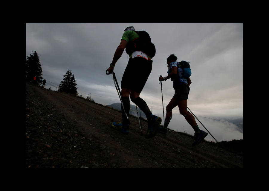 El ultramaratón de 170 kilómetros cruza Los Alpes y atraviesa Francia, Italia y Suiza. Los participantes corren en condiciones climáticas extremas de frío, lluvia y viento lo que la convierten en una de las carreras más espectaculares.