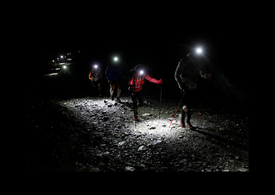 El ultramaratón de 170 kilómetros cruza Los Alpes y atraviesa Francia, Italia y Suiza. Los participantes corren en condiciones climáticas extremas de frío, lluvia y viento lo que la convierten en una de las carreras más espectaculares.