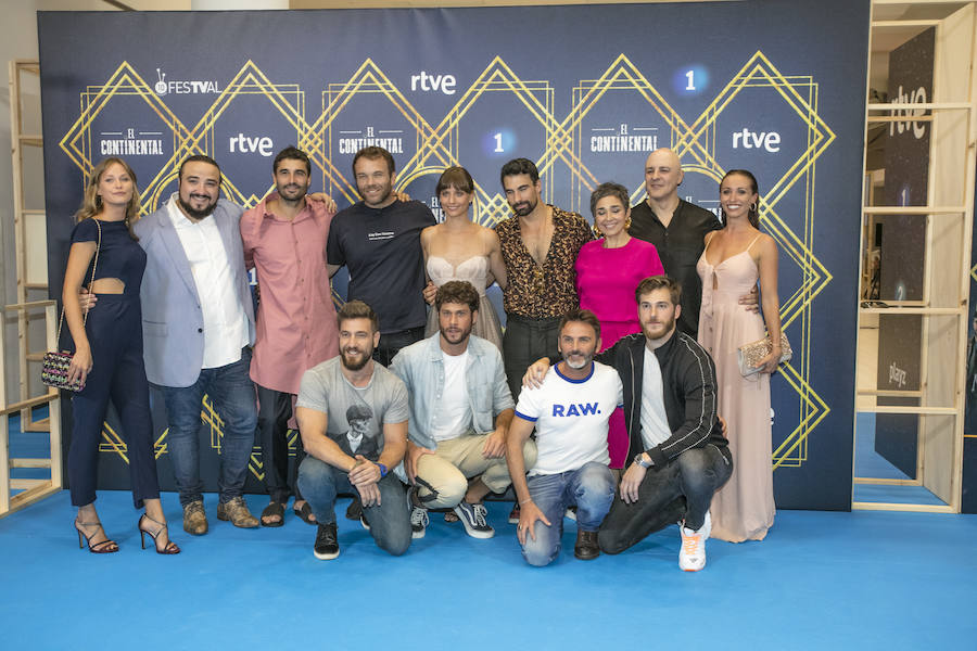 Los actores de «El Continental» posan a su llegada al estreno de la serie de TVE en el Festival de Televisión de Vitoria (FesTVal).