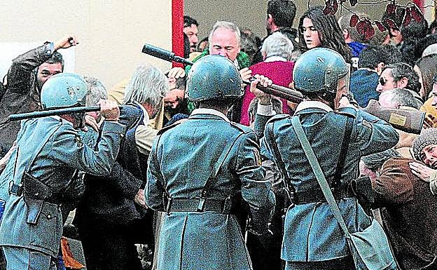 El rodaje en las calles vitorianas recreó las cargas policiales. 