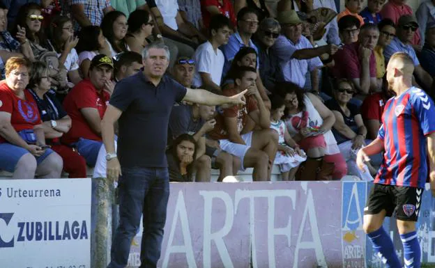 El técnico vizcaíno, dirigiéndose a sus jugadores durante el pasado partido. 