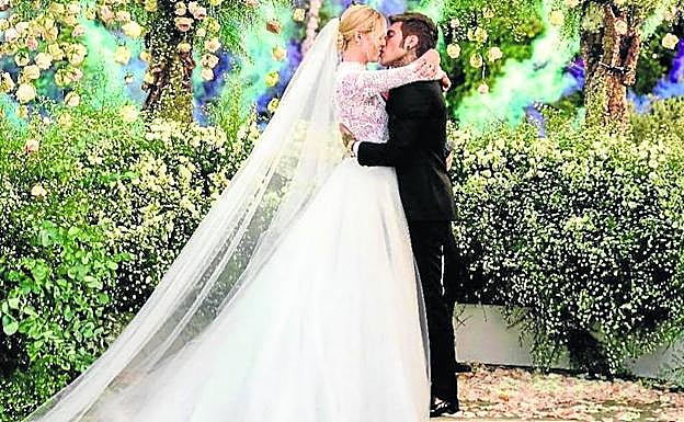 Los seguidores de la pareja esperaban con expectación la aparición de la novia para ver su vestido. 