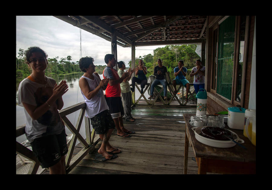 Científicos investigan sobre delfines de río en la Reserva de Desarrollo Sostenible Mamiragua en el estado de Amazonas, Brasil.