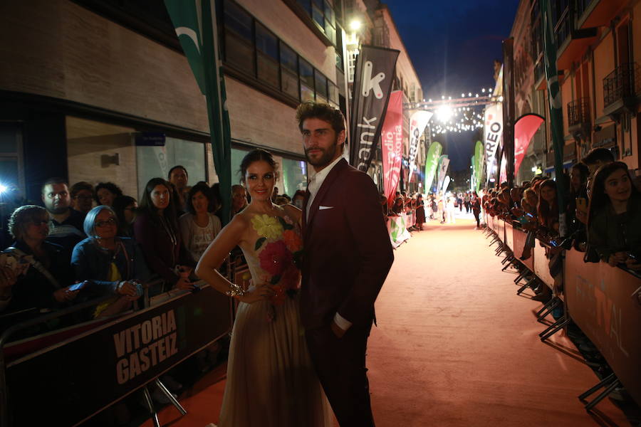 Andrea Duro y Fernando Guallar posan en la calle San Prudencio de Vtoria antes del estreno de la nueva temporada de 'Velvet Colección'. 