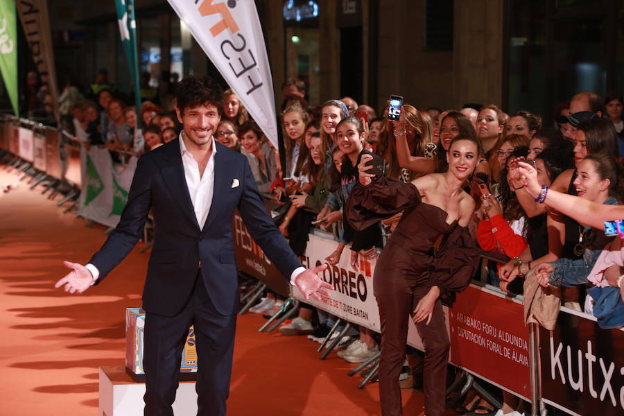 Andrés Valencoso posa para las cámaras mientras Marta Hazas se hace un selfie con varias fans. 