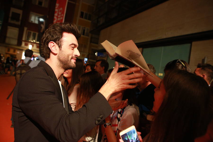 Javier Rey firmó varios ejemplares de 'El silencio de la ciudad blanca', cuya adaptación cinematográfica protagoniza.