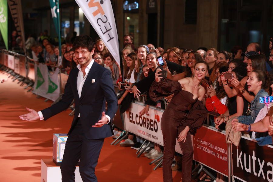 Andrés Velencoso posa para los medios acreditados mientras Marta Hazas se saca fotos con los fans.