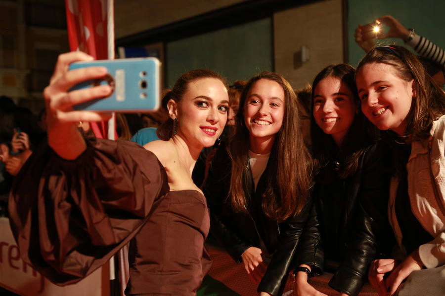 Marta Hazas se sacó numerosos selfis con los fans de la serie.