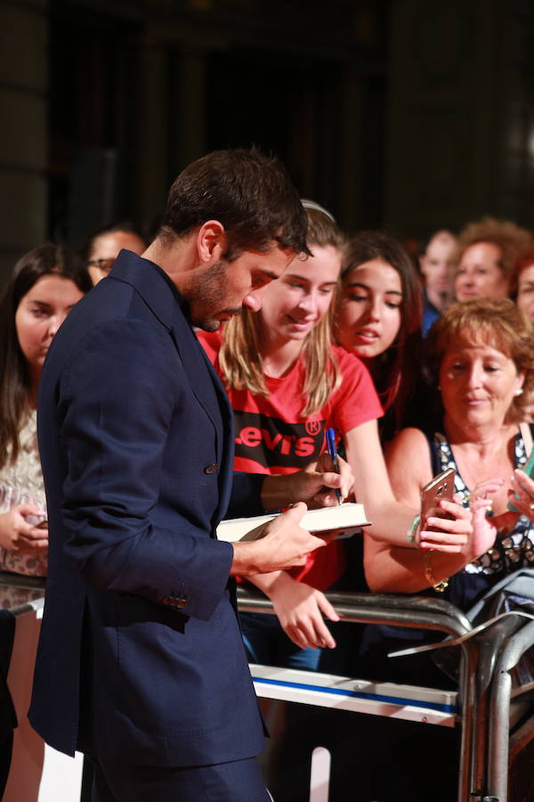 Álex García firma autógrafos antes de la 'premiere'.