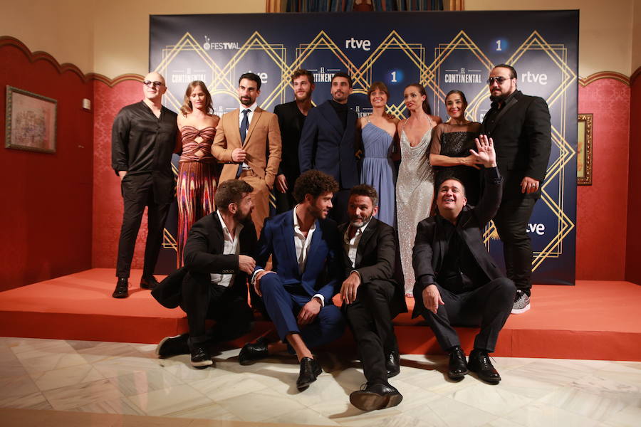 El elenco de 'El Continental' posa en el 'photocall'.