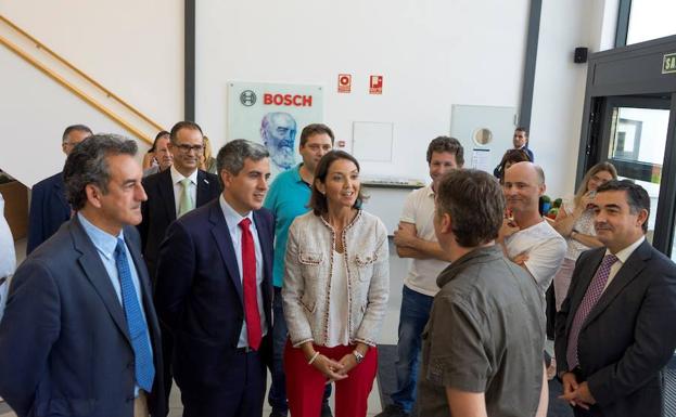 La ministra Reyes Maroto, ayer durante su visita a la planta de BSH Electrodomésticos en Santander.