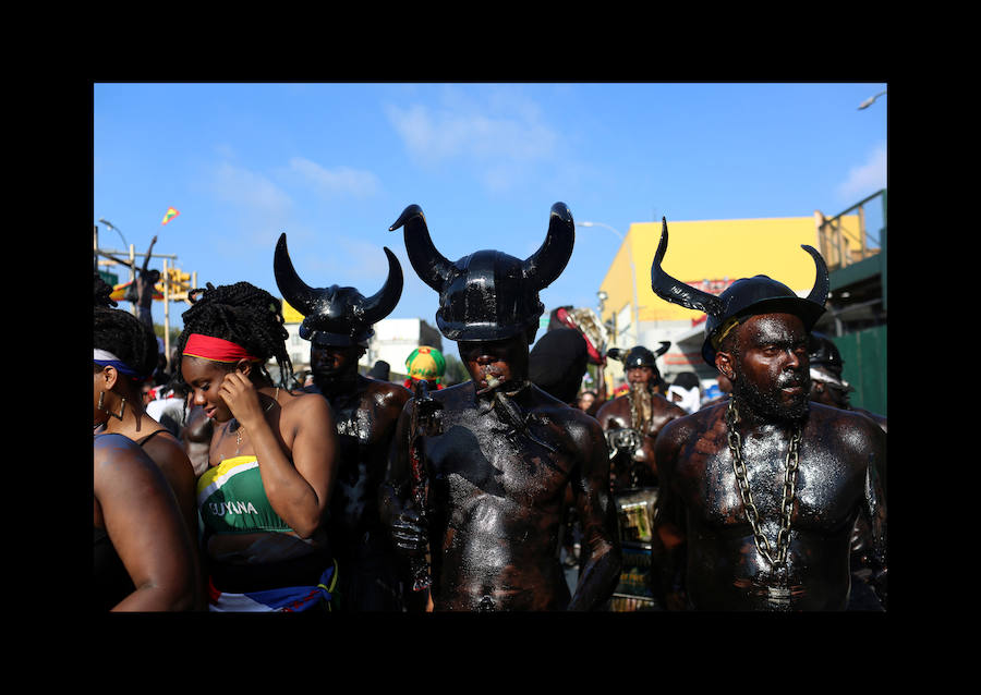 Participantes en el desfile anual del día de las Indias Occidentales el 3 de septiembre de 2018 en el barrio de Brooklyn de la ciudad de Nueva York. El desfile es una de las mayores celebraciones de la cultura caribeña en América del Norte. 