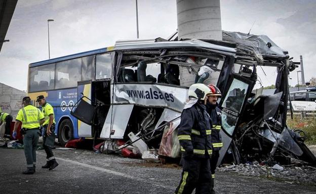 El autobús siniestrado en Avilés.