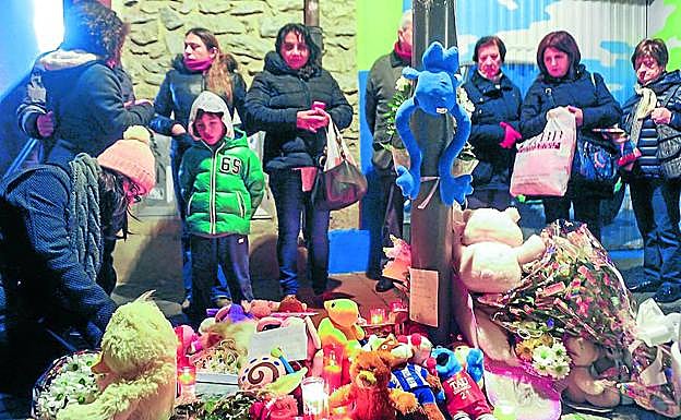 Ciudadanos anónimos instalaron un altar improvisado en el lugar donde murió Alicia.
