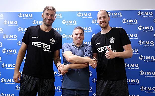 Rafa Pueyo, con dos de los fichajes para esta temporada, Osvaldas Matulionis (izquierda) y Thomas Schreiner.