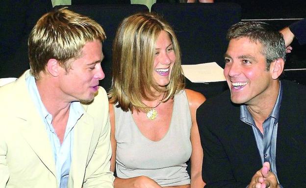 Jennifer Aniston y Brad Pitt, cuando estaban casados, posan sonrientes junto a George Clooney