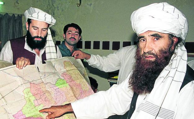 Haqqani, a la derecha, examina un mapa de Afganistán durante su etapa como ministro. 