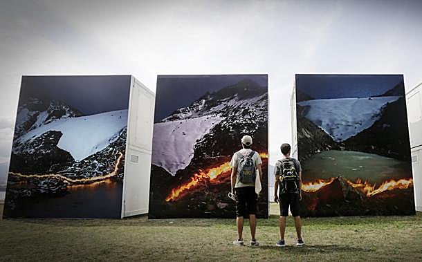 Enfrente de la playa de Ereaga, tres autores de Getxophoto aluden a la colisión con el medio ambiente. Simon Norfolk documenta la erosión del glaciar Lewis, en Monte Kenia, mediante el contraste entre las nieves y el fuego. Yoshinori Mizutani sugiere un hitchconiano cielo de Tokyo invadido por periquitos sueltos. Sin embargo, Gohar Dashti es testigo de cómo la naturaleza regresa a casas abandonadas en Irán.