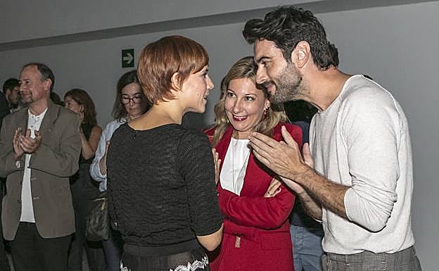 Eva García Sáenz de Urturi charla con los actores Aura Garrido y Javier Rey. 