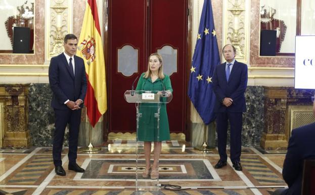 Pedro Sánchez, Ana Pastor y Pío García-Escudero, durante la presentación de los actos.