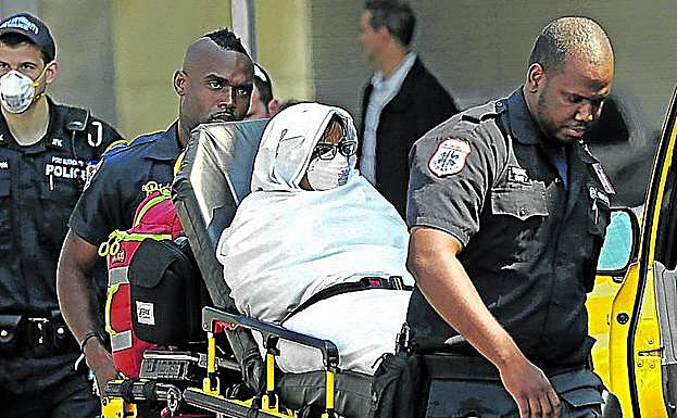 Uno de los pasajeros es trasladado a una ambulancia. 