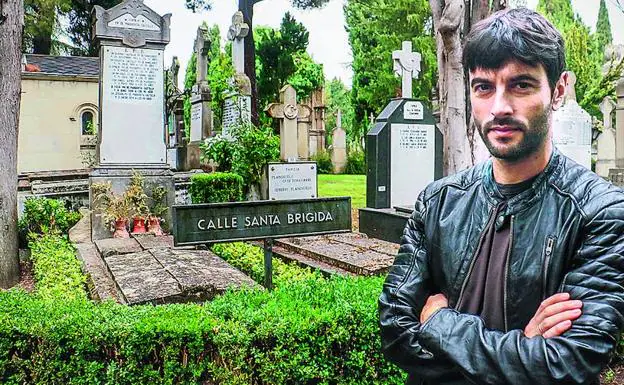 El actor, que da vida al inspector Unai López de Ayala, ayer en el cementerio de Santa Isabel, en Vitoria.